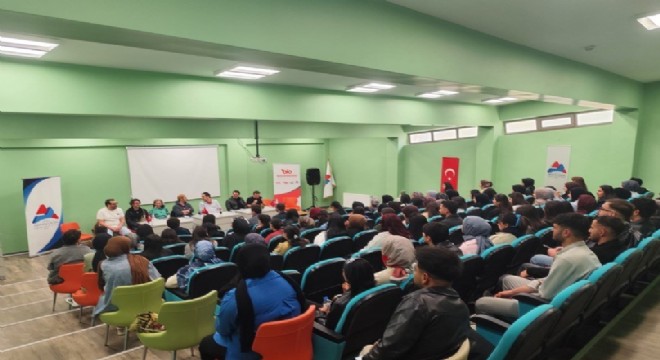 EDT sanatçıları doğuda tiyatroyu anlattı